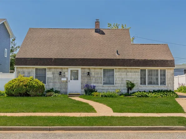 68 Crescent Ln, Levittown, NY 11756