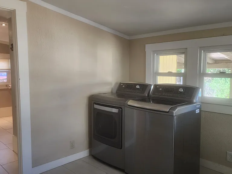 Very nice laundry machines included
