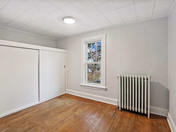Bedroom: 10ft x 8.5ft
