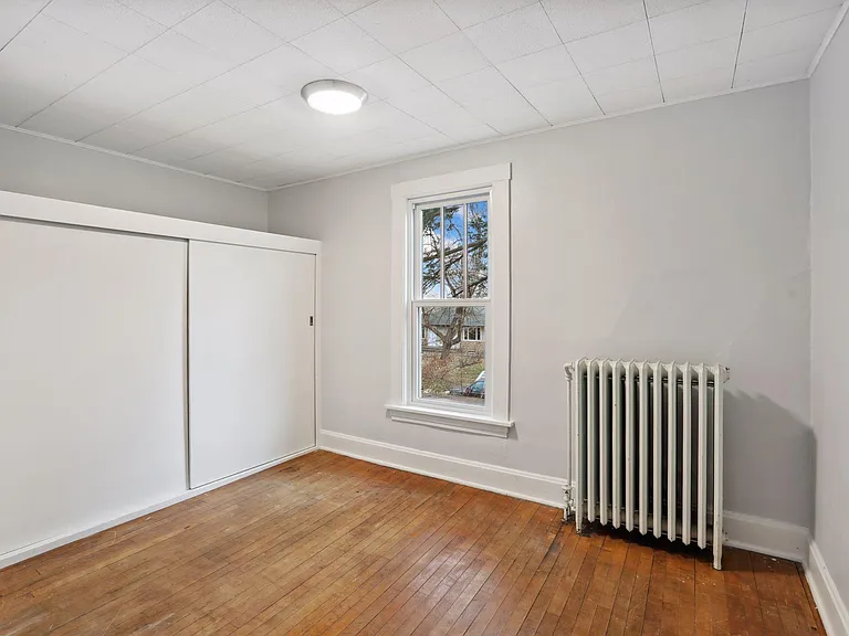 Bedroom: 10ft x 8.5ft