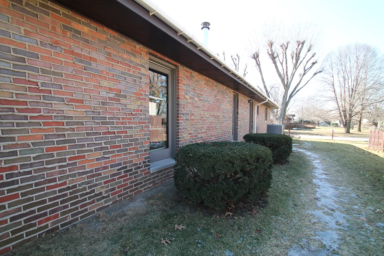 301 E Maywood St photo 1