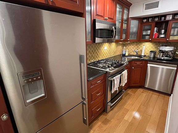 5th image of 10 E End Ave APT 15E