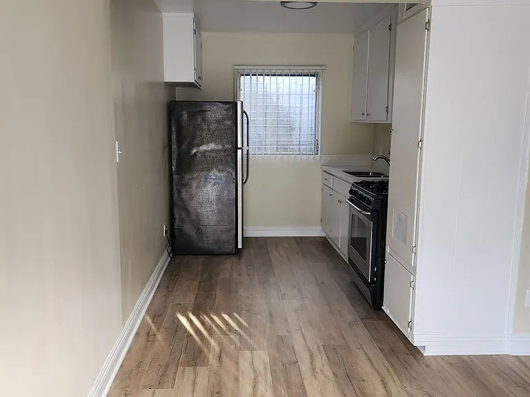 1211 W 37th Pl — Photo 17