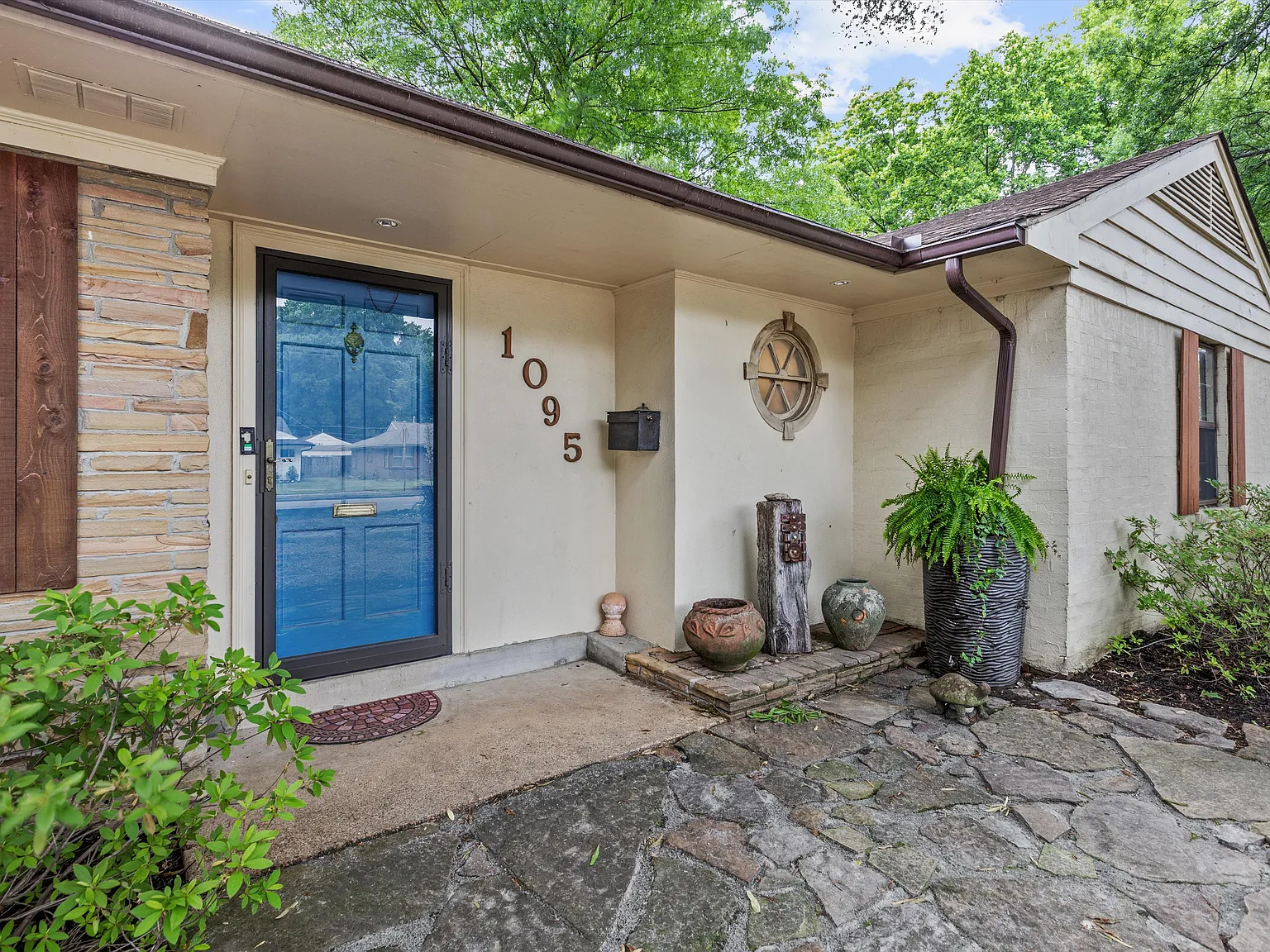 3 bed, 1831 sqft, $1,700 — Photo 3