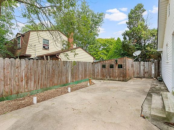 3rd image of 2615 Brinkman Dr