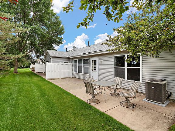3rd image of 7888 Prairie Creek Ct NE