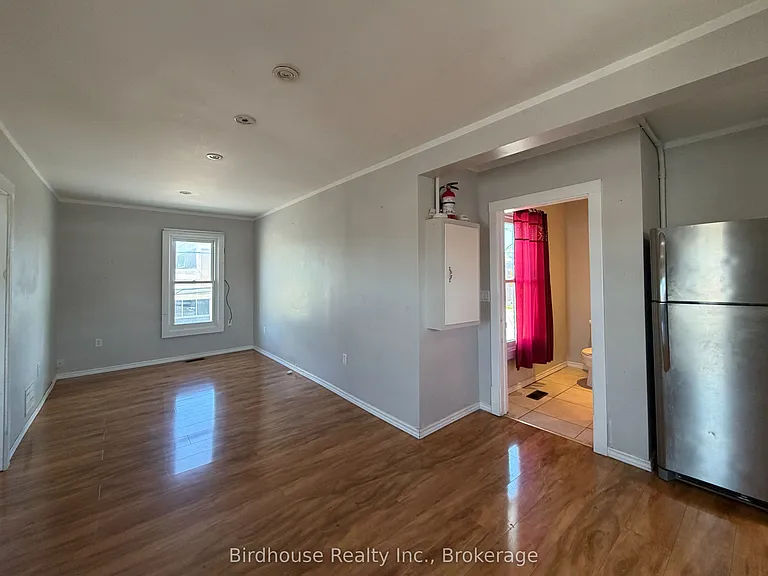 60 Russell St W — Photo 5