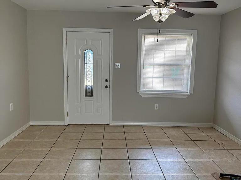 98 Russell Blvd — Photo 3