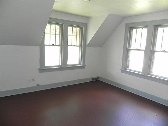 3rd image of 229 N Hinkley Ave