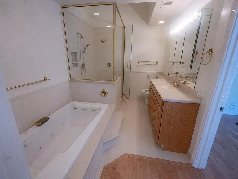 Master bath with Spa to relax and warm-up.