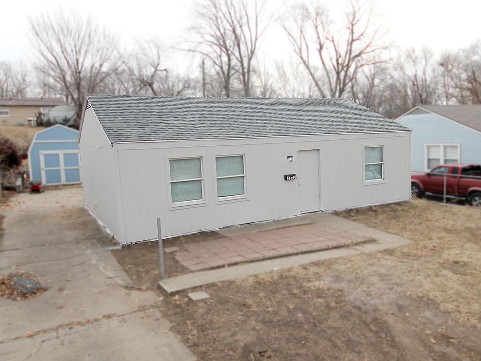 1st image of 2705 S 49th St