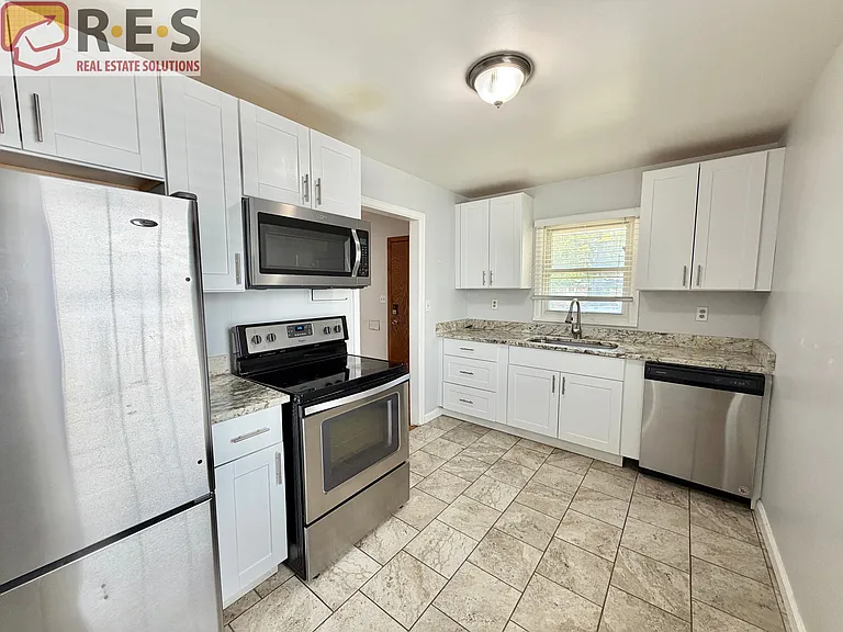 2216 Elmira St — Photo 2