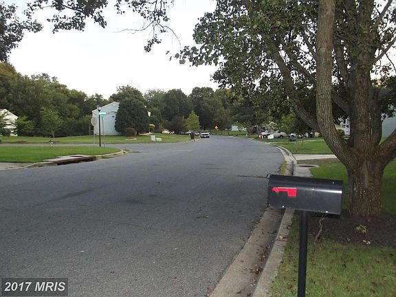 3rd image of 823 New Orchard Pl