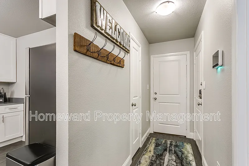 3 bed, 2.5 bath, 1759 sqft, $1,950 — Photo 3