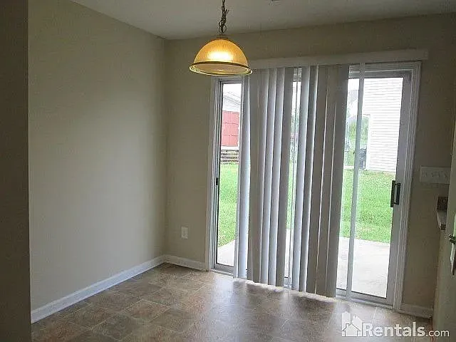 3 bed, 2.0 bath, 1200 sqft, $1,695 — Photo 4