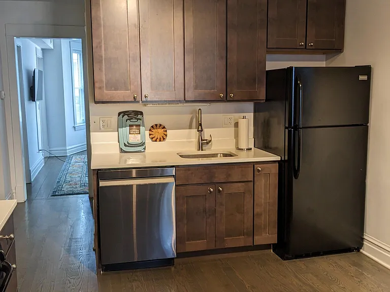 1821 W Barry Ave #1 — Photo 8