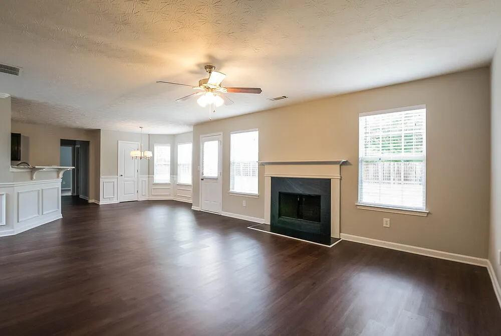 5 bed, 3.0 bath, 2855 sqft, $2,600 — Photo 2