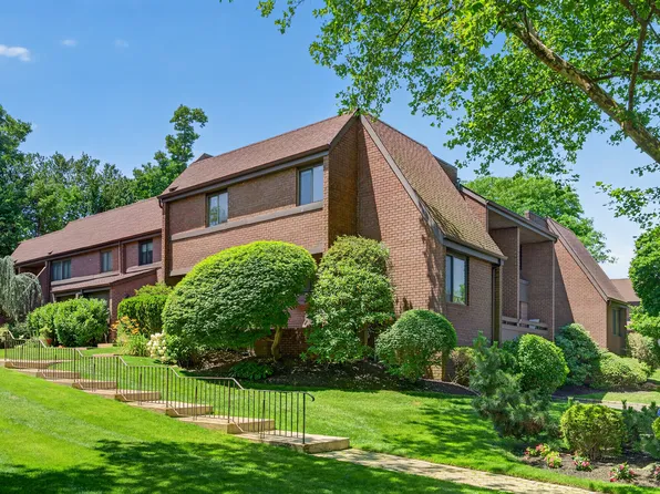46 Acorn Ponds Dr #46, Roslyn, NY 11576