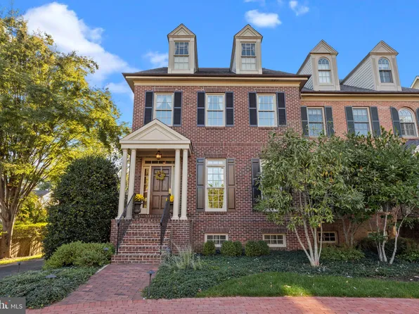 8 Dunham Ln, Newtown, PA 18940