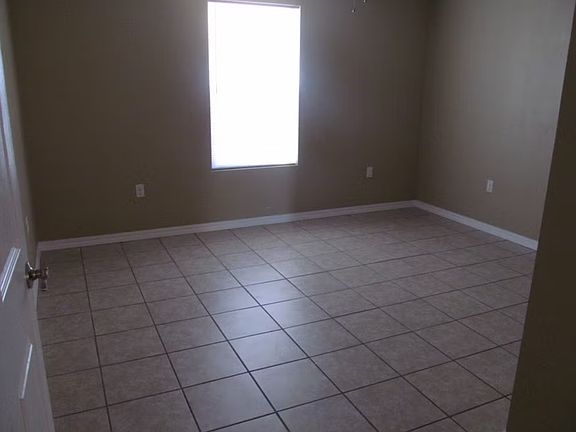 4th image of 703 Avenue C S #A