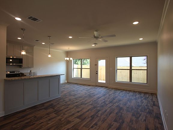 3rd image of 828 Lindsey Ln