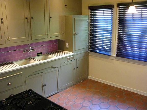 Eat-in Kitchen: Deco Tile