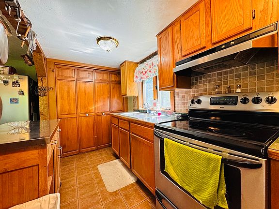 4th image of 18 Woodlawn St