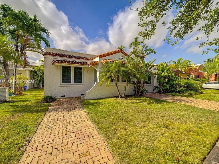 1212 Medina Ave — Photo 2