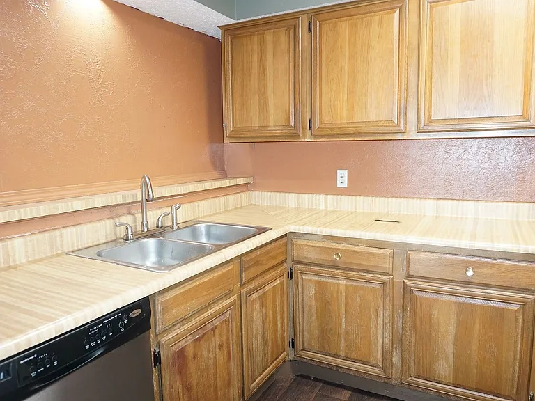 1827 Abshire Ln — Photo 8