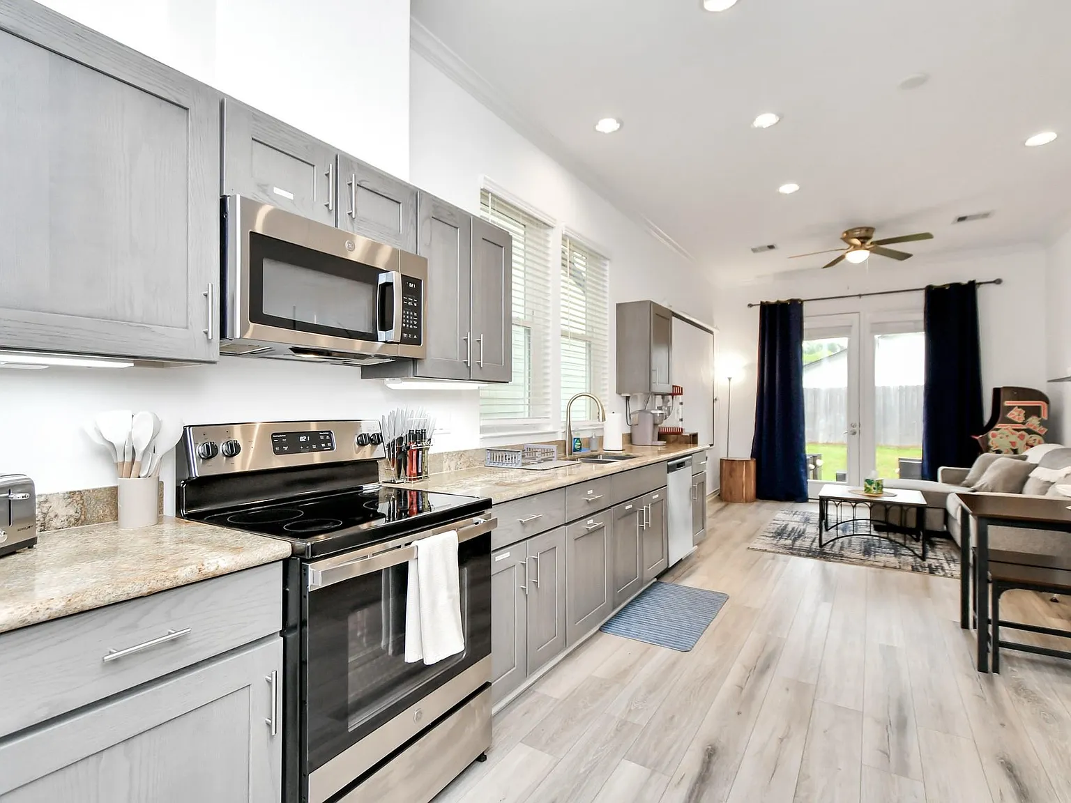 3 bed, 3.5 bath, 1531 sqft, $2,000 — Photo 4