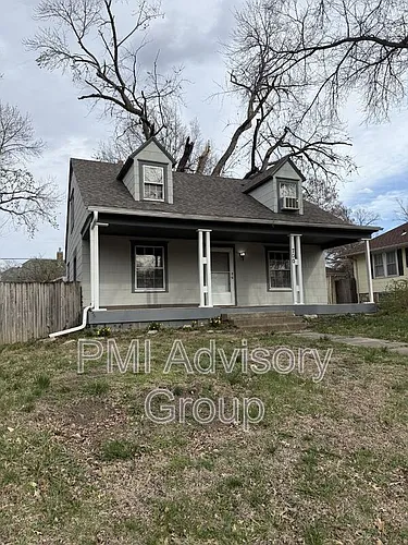 700 SW Macvicar Ave Photo 1