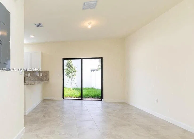 3 bed, 2.5 bath, 1650 sqft, $3,400 — Photo 2