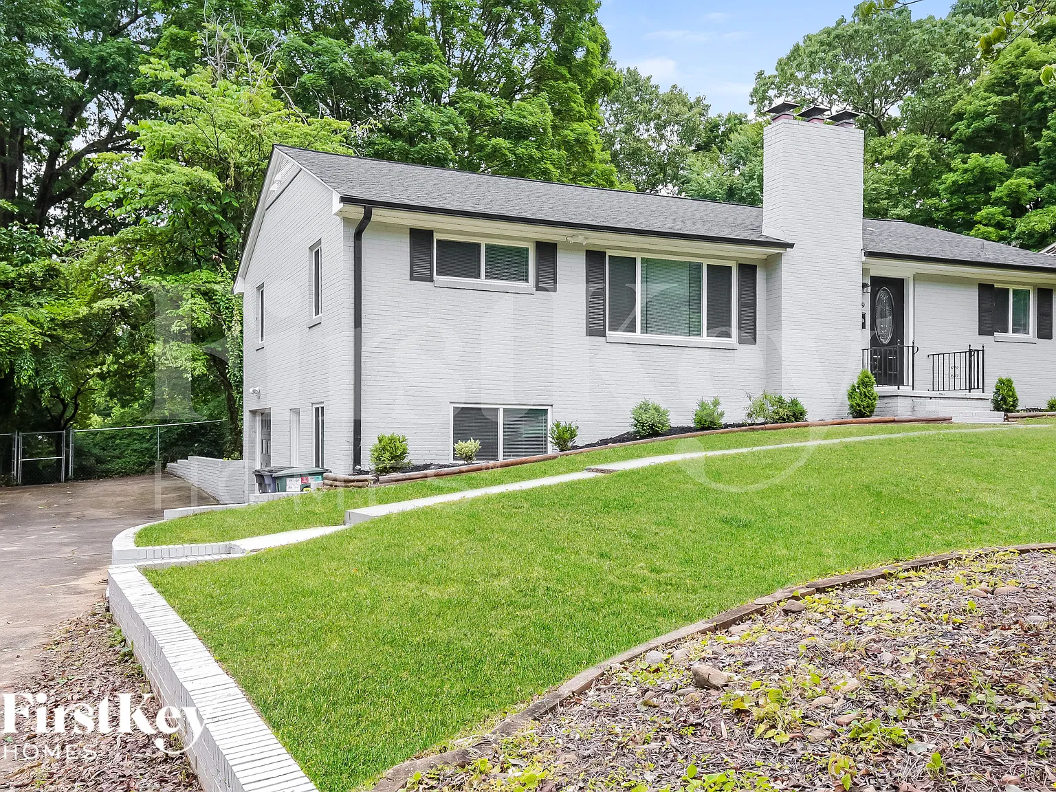 3 bed, 2.5 bath, 2088 sqft, $2,300 — Photo 2