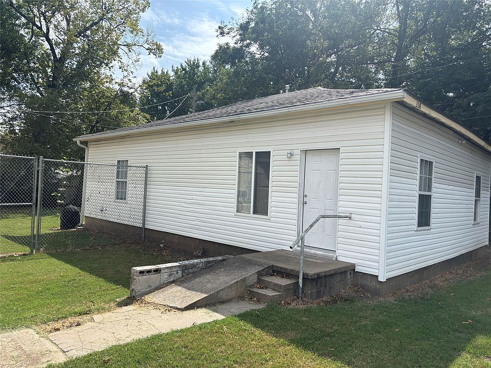 1st image of 208 E 3rd St
