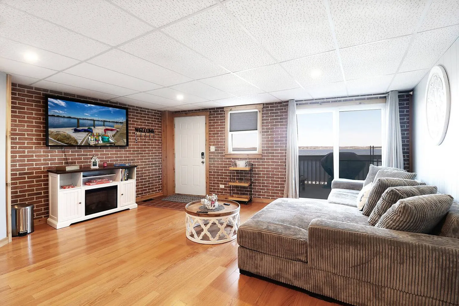 3 bed, 2.0 bath, 893 sqft, $4,410 — Photo 3