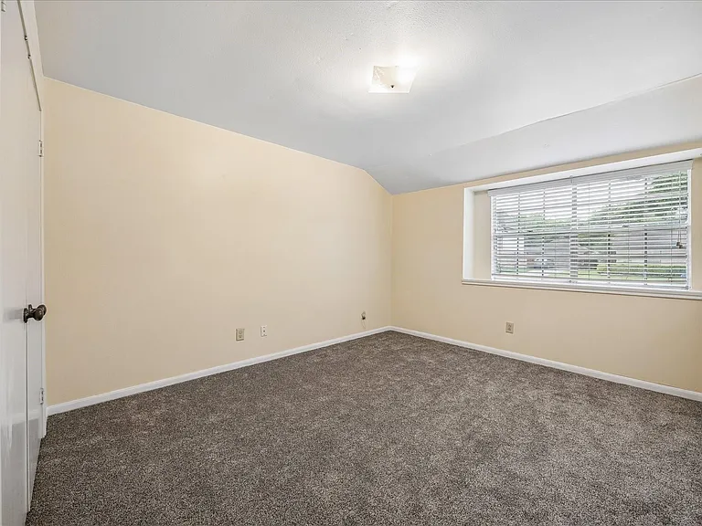 11926 Waldemar Dr — Photo 14