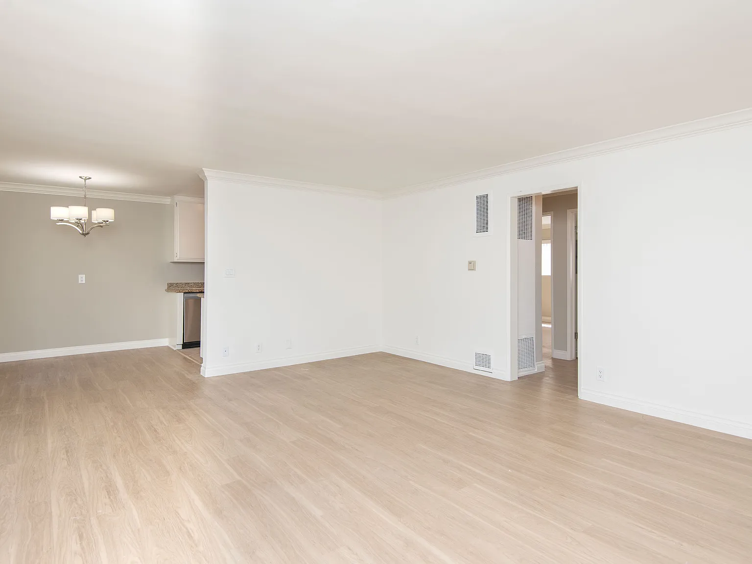 2 bed, 910 sqft, $3,850 — Photo 2