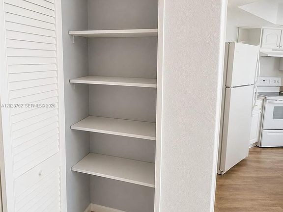 4th image of 800 Parkview Dr APT 512