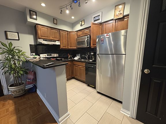 2nd image of 2852 N Southport Ave Unit 2R