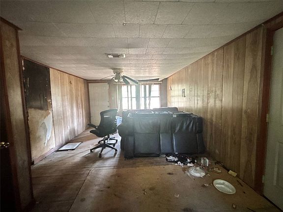 4th image of 1004 Plum St