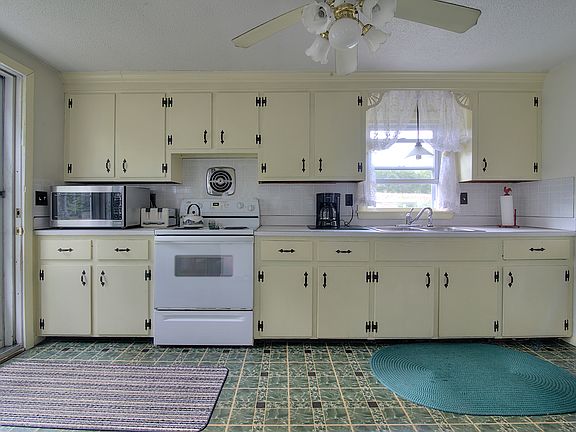 3rd image of 7 Hillcrest Dr