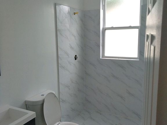 4th image of 187 N Lake Ave #2