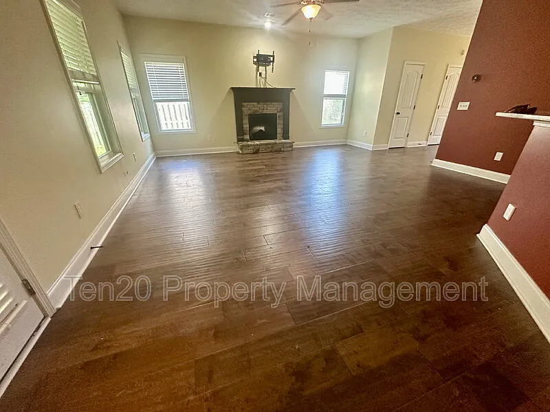 4 bed, 3.0 bath, 2433 sqft, $2,300 — Photo 3