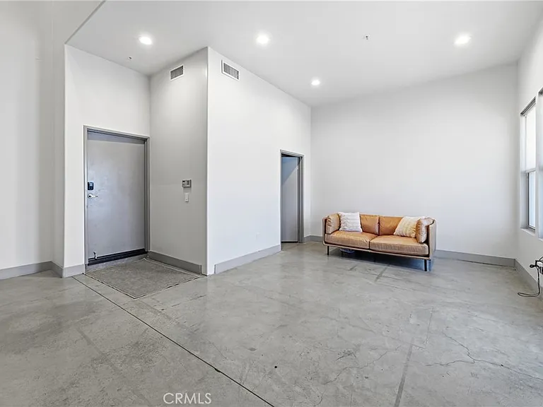 204 E 3rd St — Photo 12