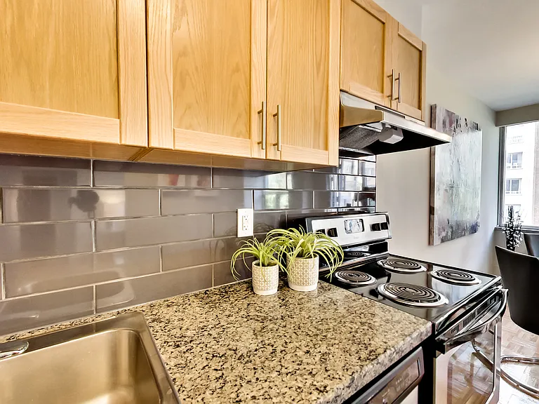 680 Roselawn Ave — Photo 30