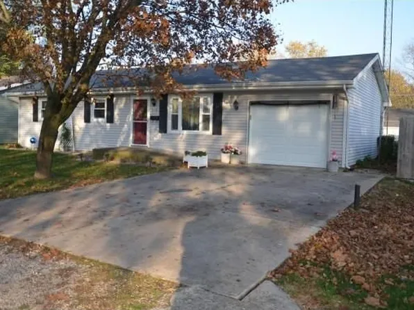 210 N Oak St, Arthur, IL 61911