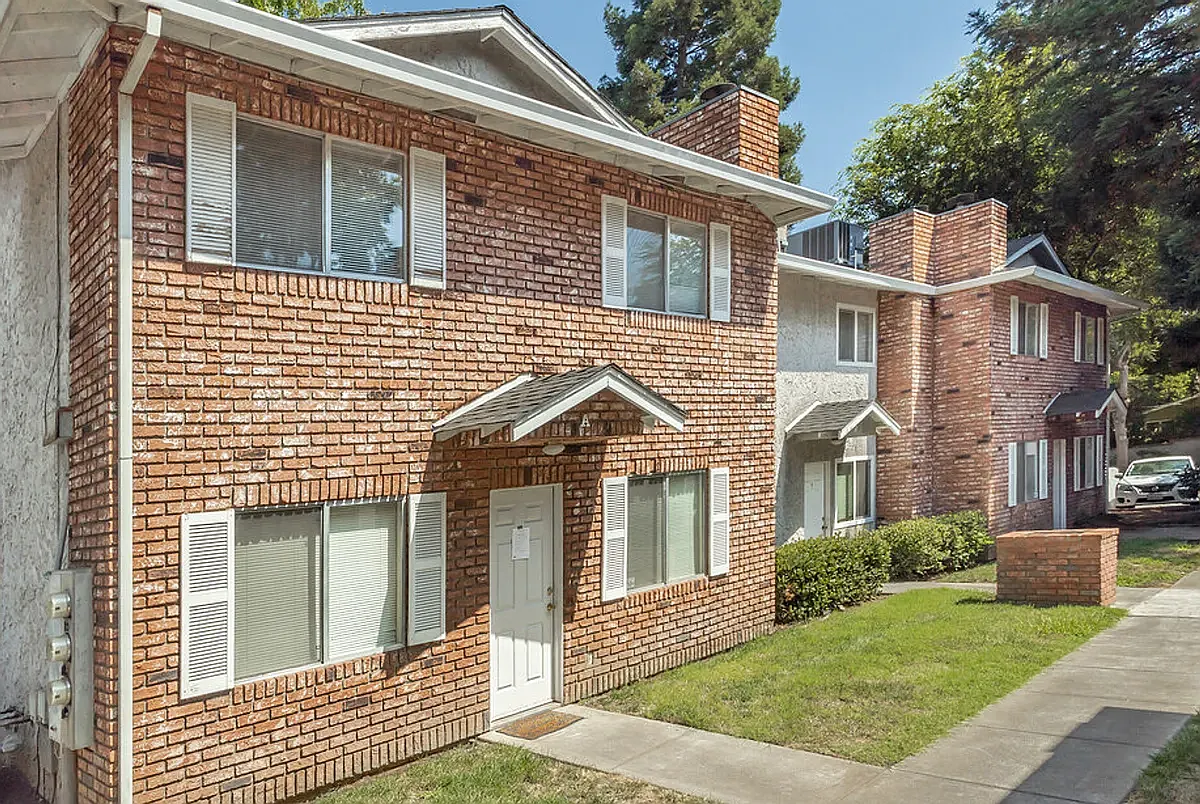 Regency Townhomes — Photo 3