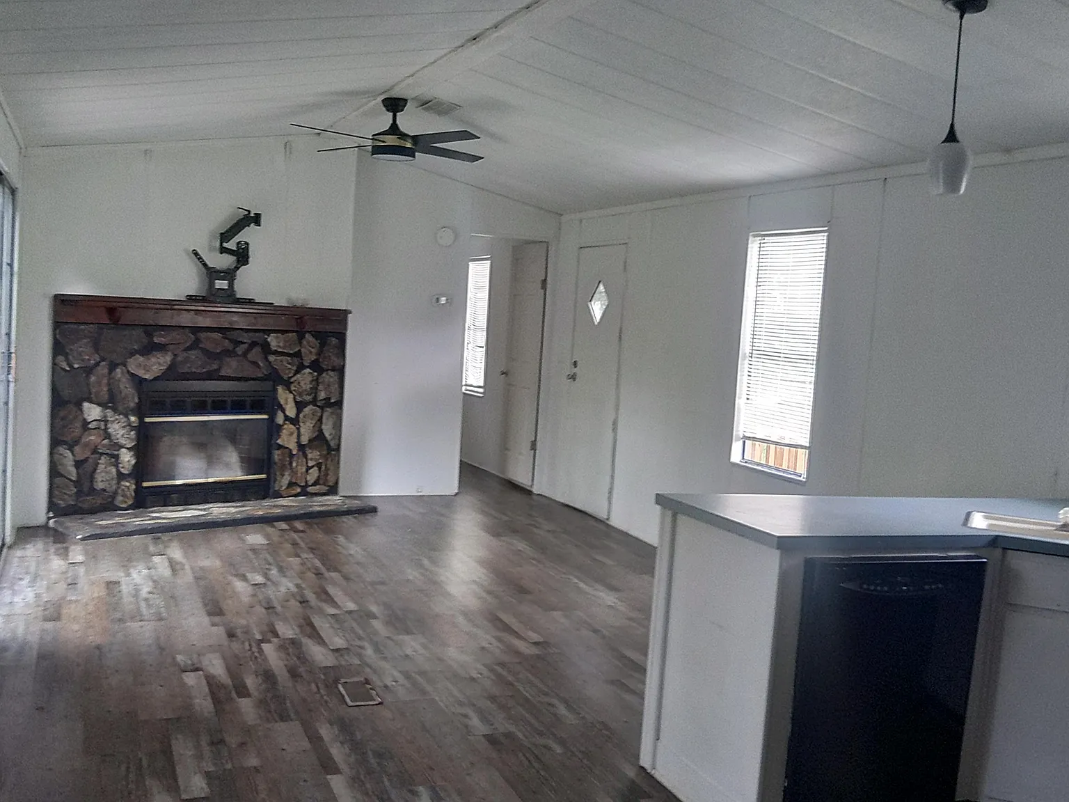 3 bed, 924 sqft, $825 — Photo 2