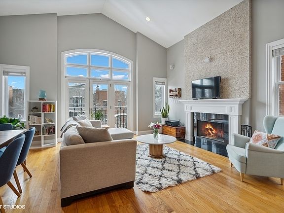 2nd image of 3312 N Kenmore Ave APT 3