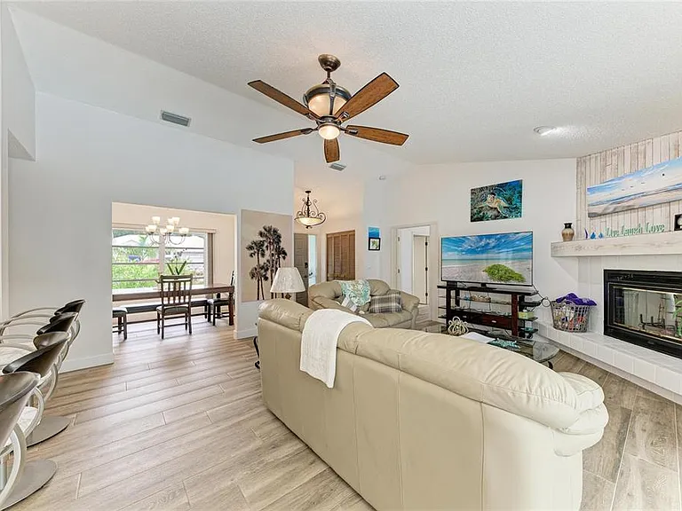 405 Bayside Ln — Photo 10